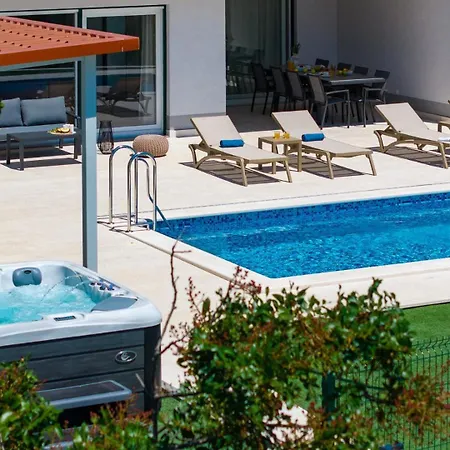 New! Seaview Mare: Your Perfect Coastal Getaway Вілла Спліт
